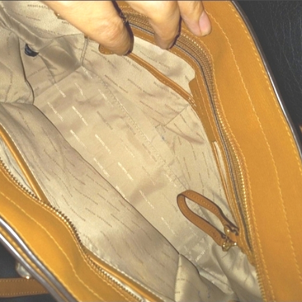 Michael Kors tote - Picture 9 of 12